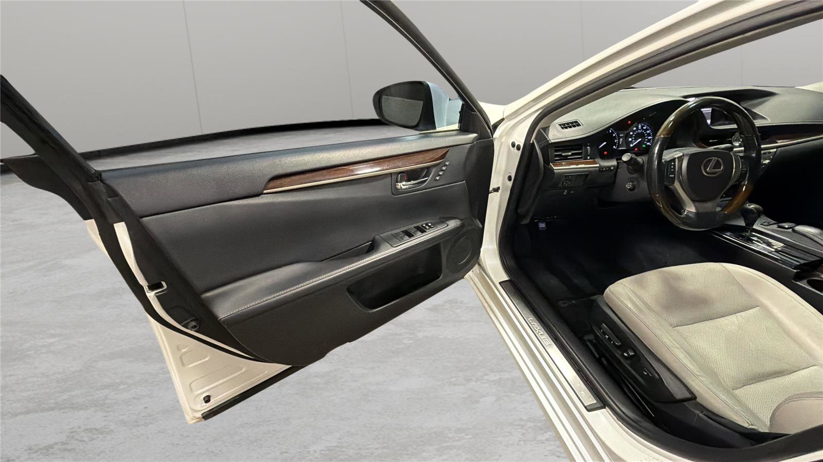Used 2013 Lexus ES 350 w/ Luxury Pkg FWD image 24