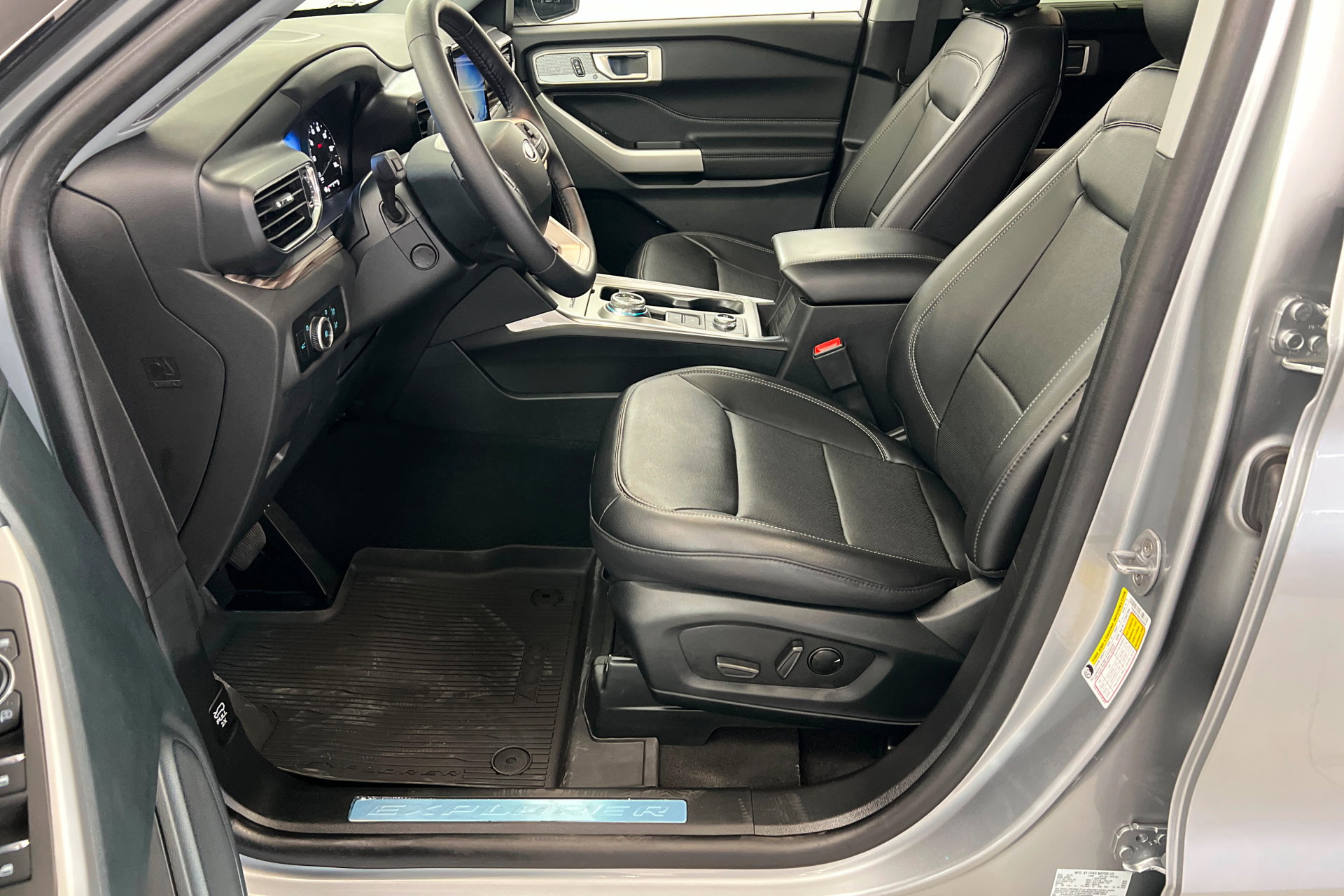 Used 2024 Ford Explorer Limited w/ Equipment Group 301A AWD/4WD image 17