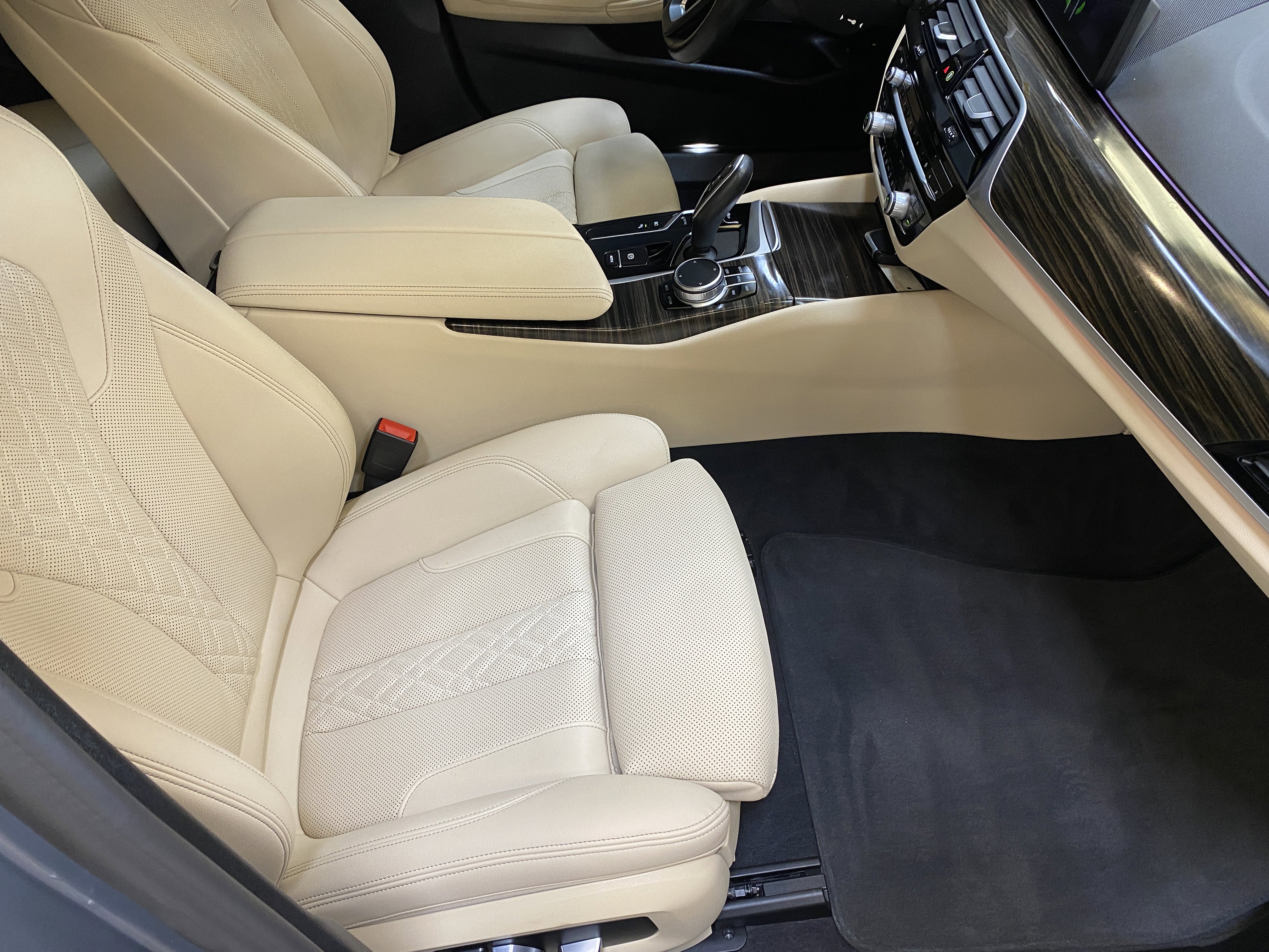 Used 2023 BMW 530e w/ Premium Package image 27