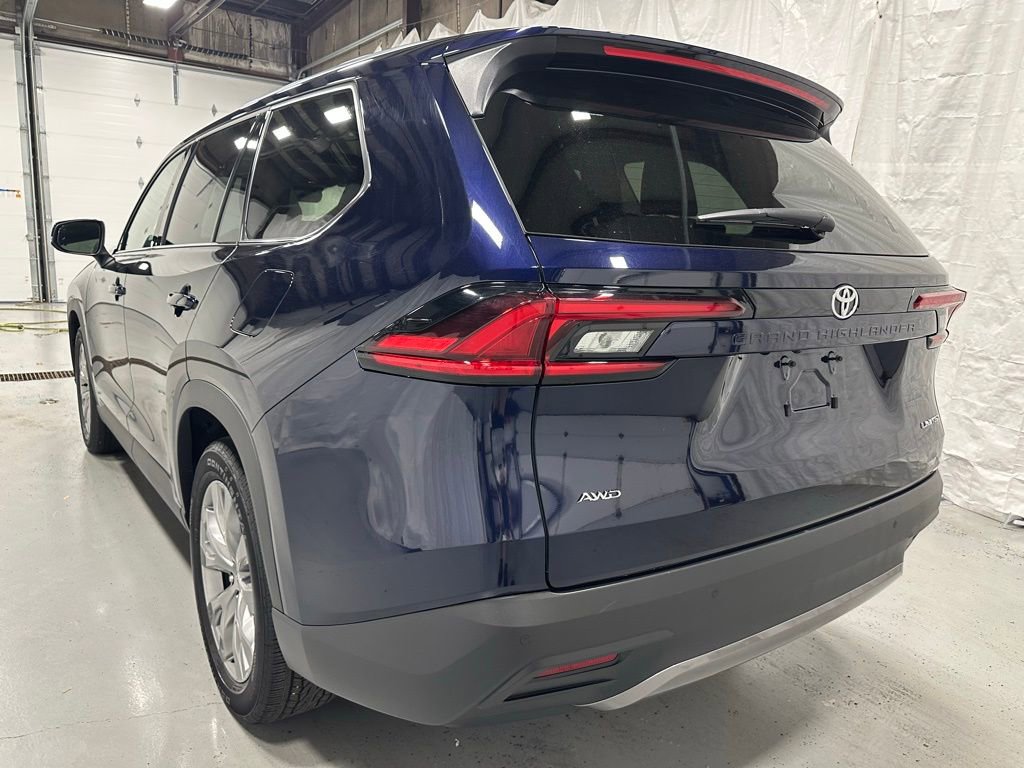 Used 2025 Toyota Grand Highlander AWD image 5