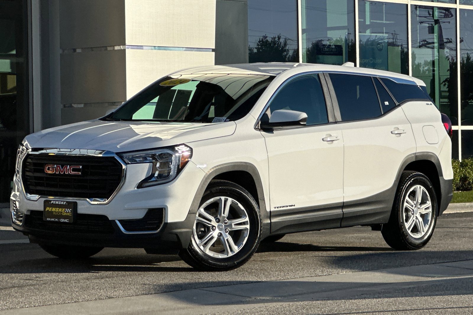 Used 2024 GMC Terrain SLE image 8