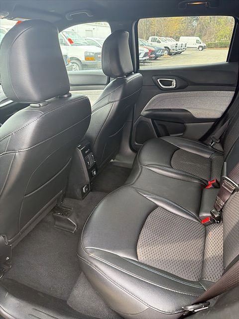 Used 2024 Jeep Compass Latitude image 9
