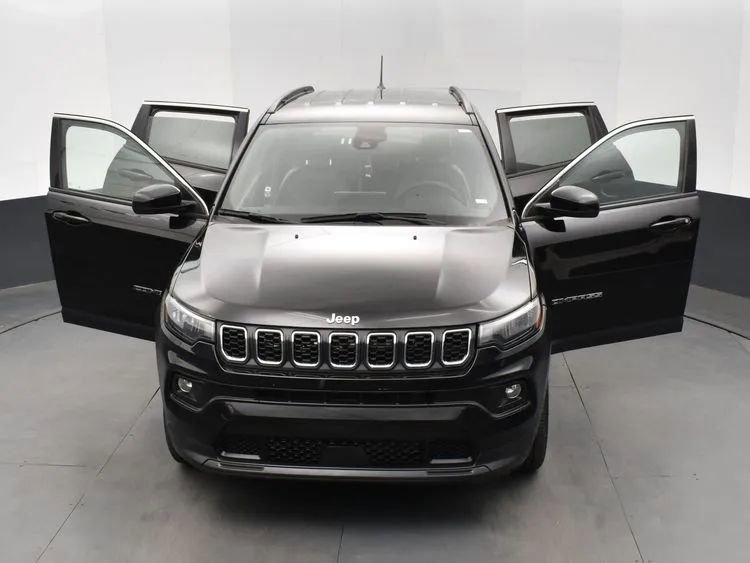 Used 2024 Jeep Compass Latitude AWD/4WD image 10