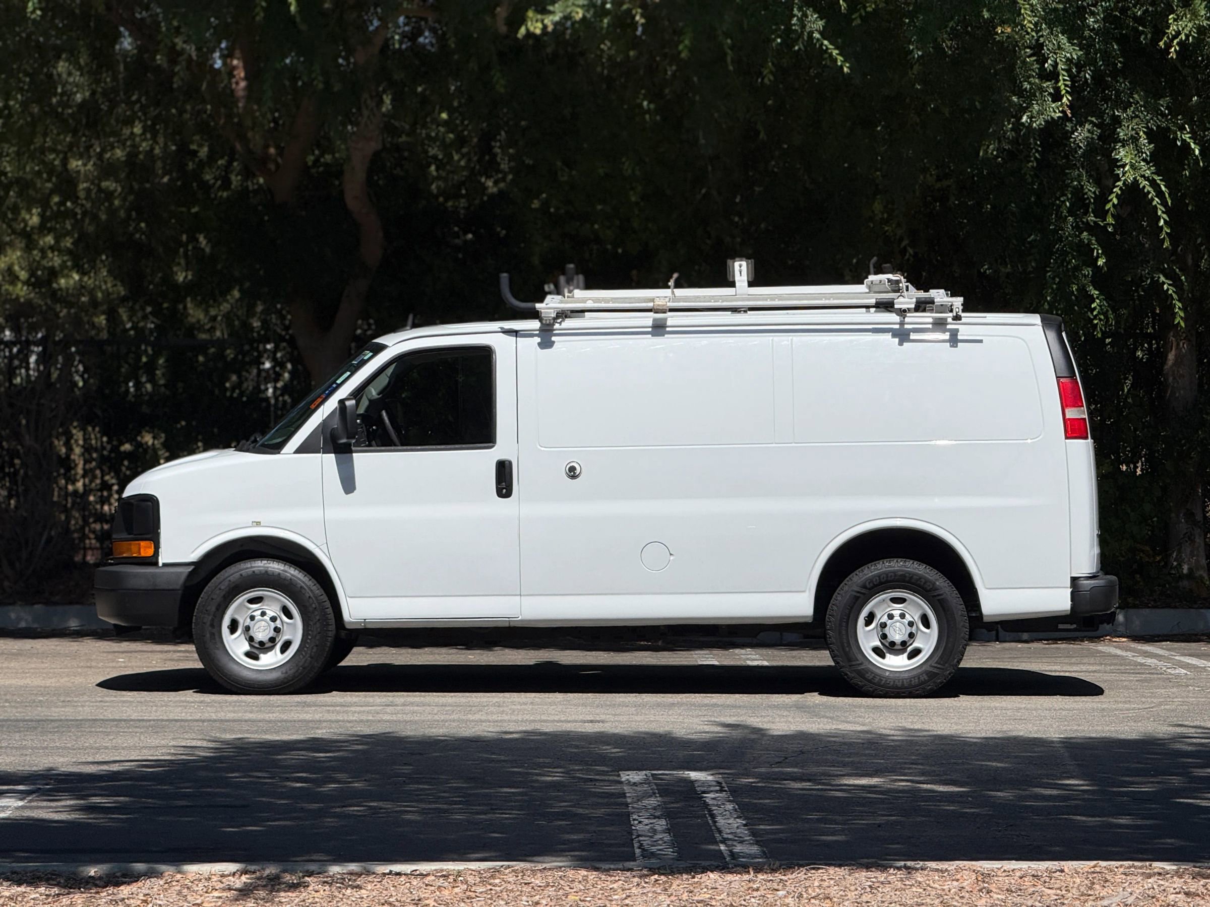 Used 2015 Chevrolet Express 2500 image 2
