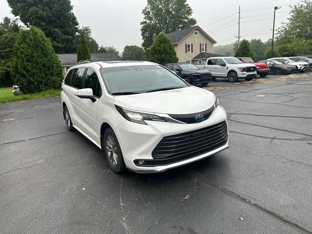 Used 2025 Toyota Sienna XLE w/ XLE Plus Package FWD image 1