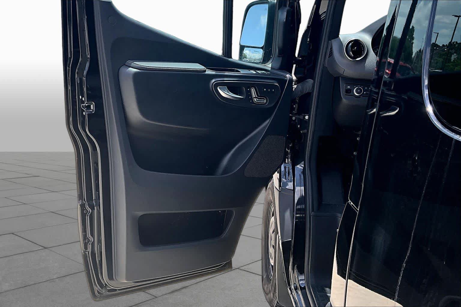 Used 2024 Mercedes-Benz Sprinter 2500 image 20