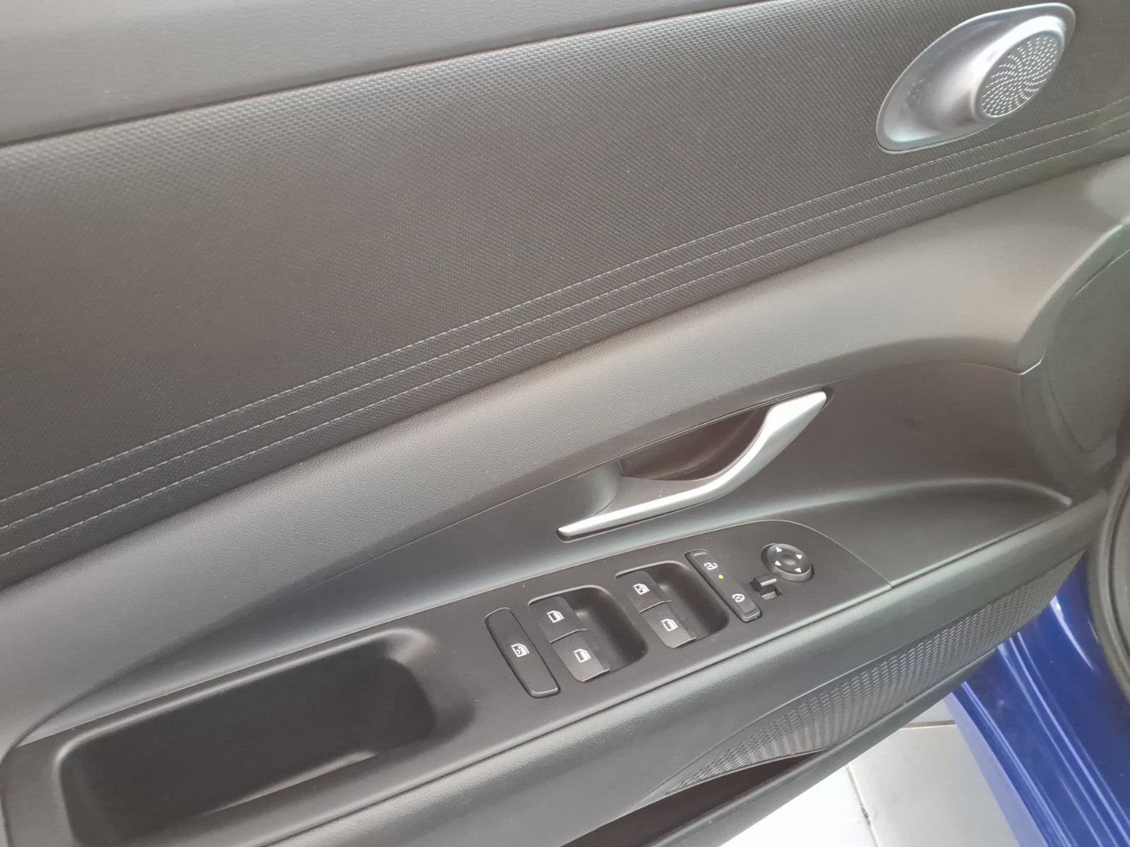 Used 2025 Hyundai Elantra Hybrid FWD image 11