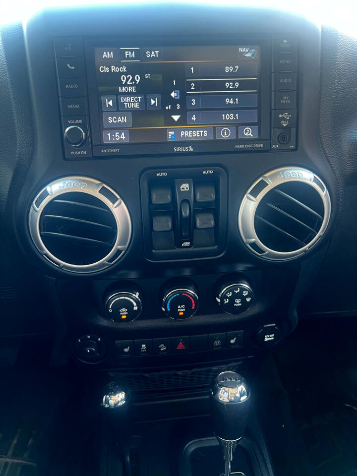 Used 2017 Jeep Wrangler Unlimited Rubicon w/ Connectivity Group image 15