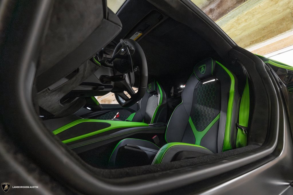 Used 2024 Lamborghini Revuelto image 27