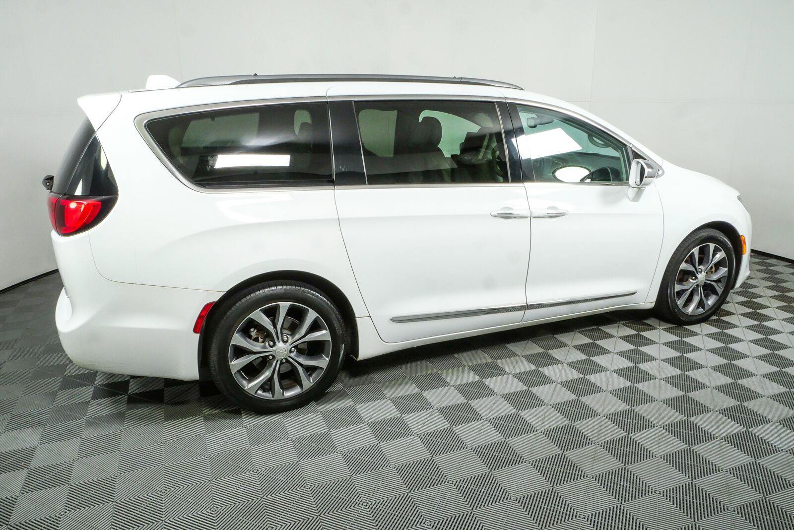 Used 2017 Chrysler Pacifica Limited FWD image 2