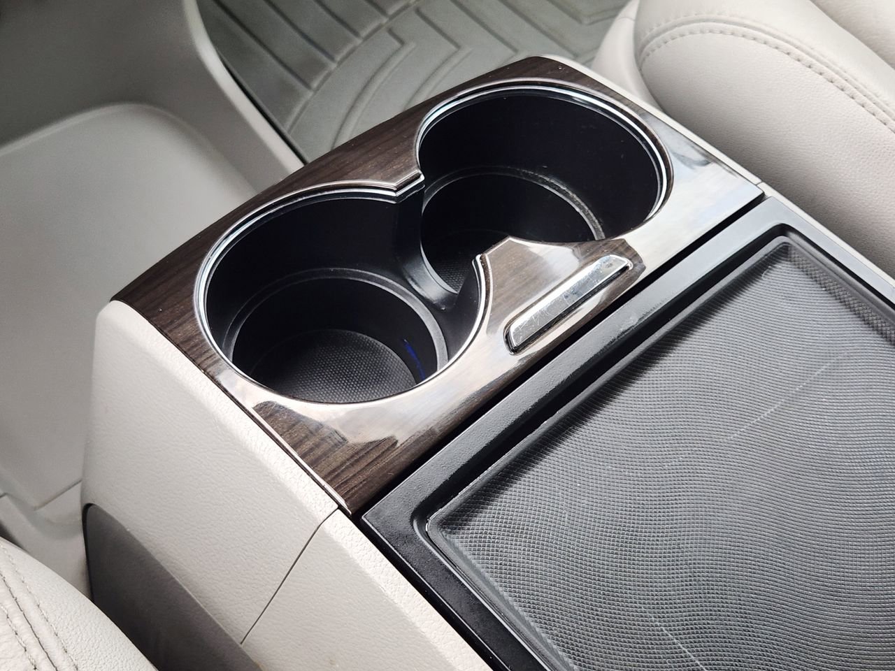 Used 2018 Toyota Sienna XLE image 19