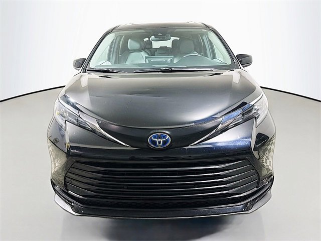 Used 2025 Toyota Sienna XLE image 2