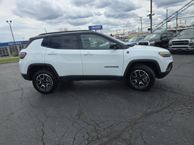 Used 2025 Jeep Compass Trailhawk w/ Trailhawk Elite Group AWD/4WD image 10