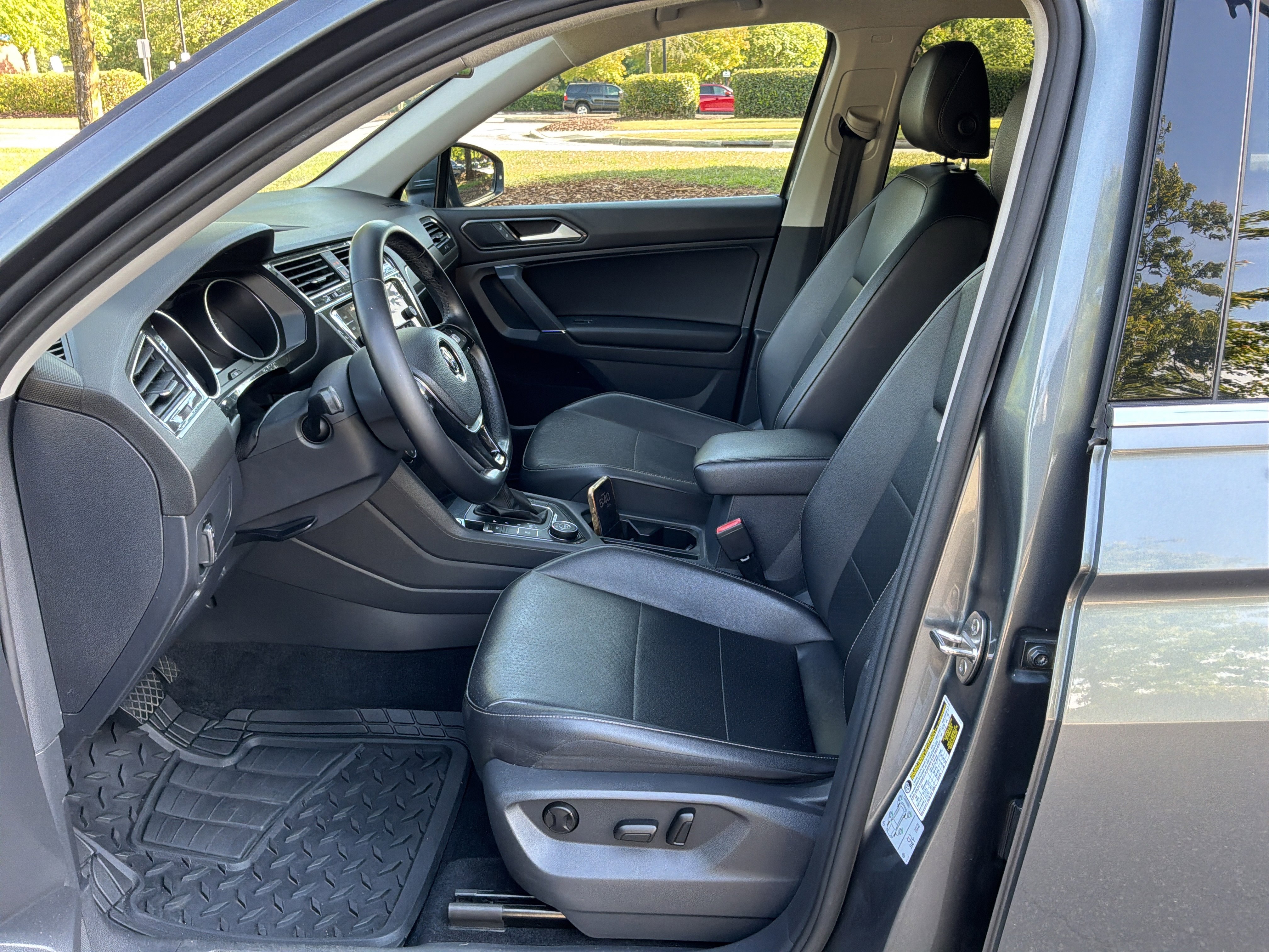 Used 2018 Volkswagen Tiguan SE AWD/4WD image 16