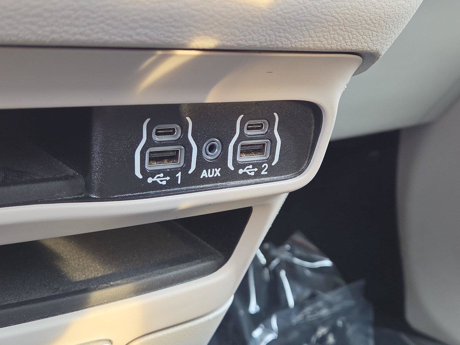 Used 2024 Chrysler Pacifica Touring-L FWD image 11