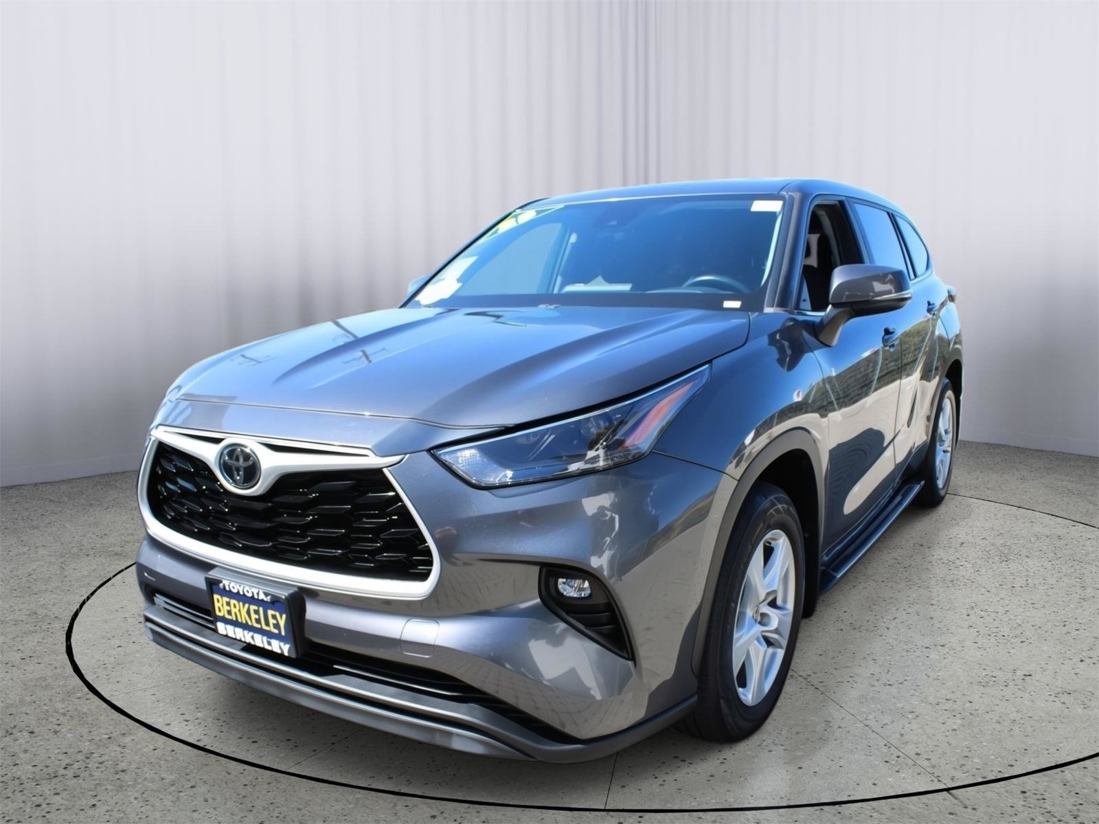 Used 2023 Toyota Highlander LE AWD/4WD image 4