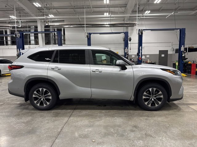 Certified 2024 Toyota Highlander XLE image 8
