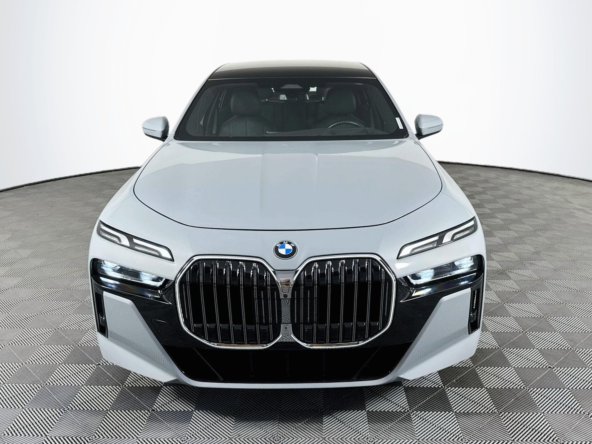 Used 2026 BMW 740i RWD image 2