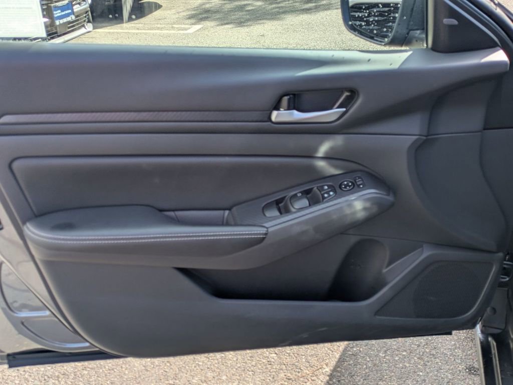 Used 2025 Nissan Altima 2.5 SV FWD image 11