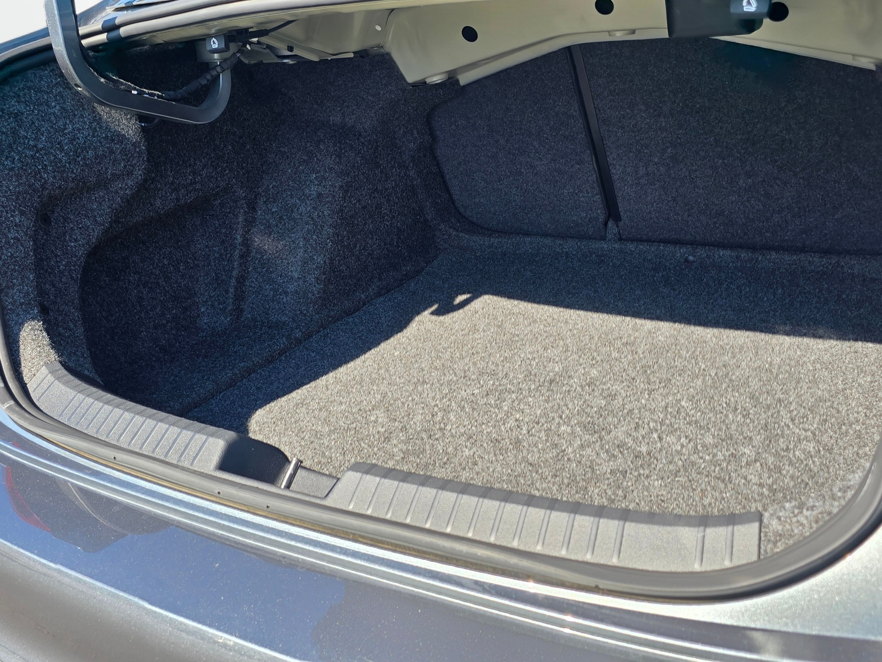 Used 2025 Volkswagen Jetta SE w/ Sunroof Package FWD image 22