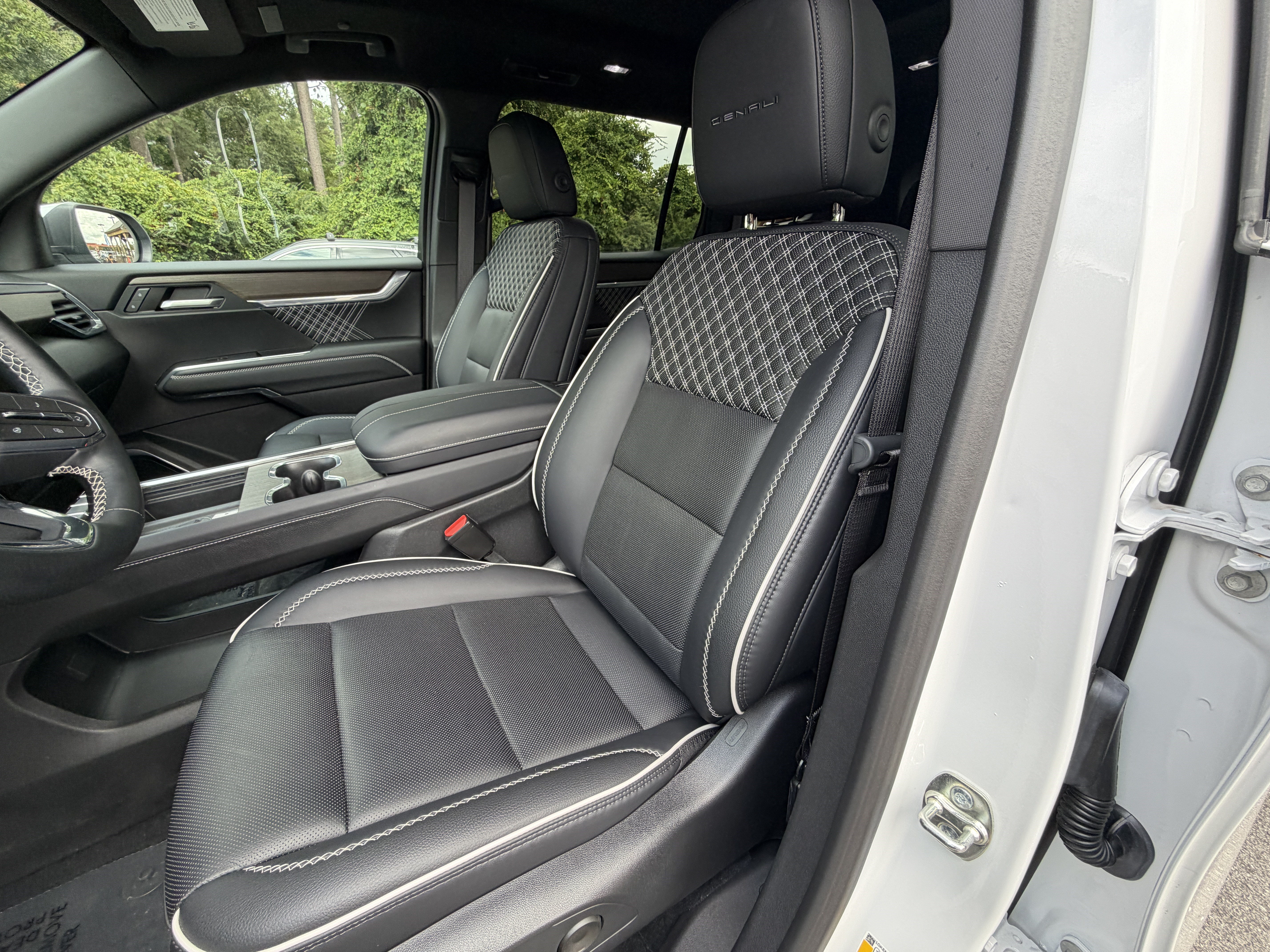 Used 2025 GMC Acadia Denali w/ LPO, Floor Liner Package AWD/4WD image 17