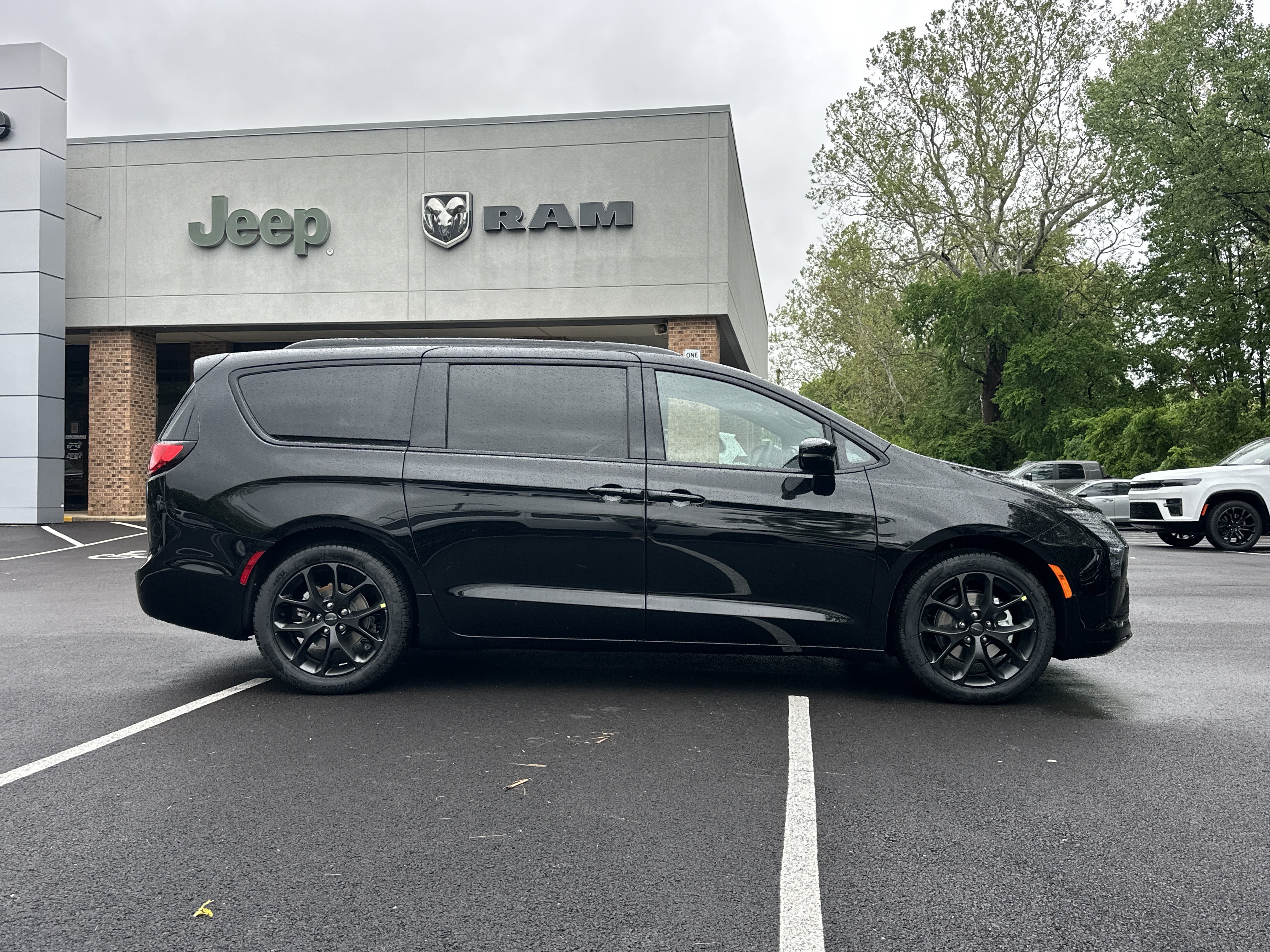 New 2027 Chrysler Pacifica Limited FWD image 18