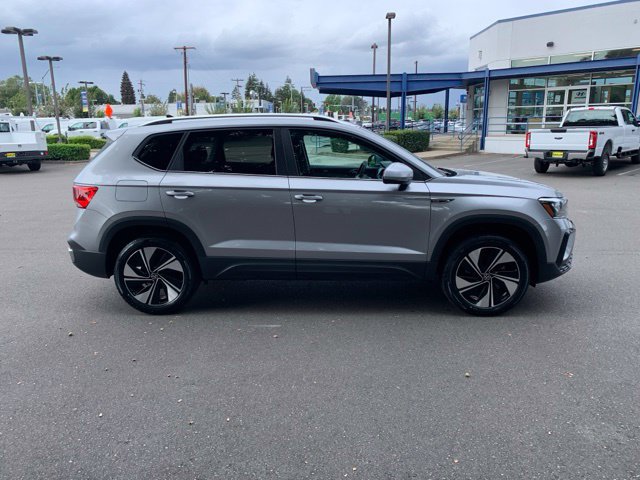 Used 2024 Volkswagen Taos SE AWD/4WD image 7