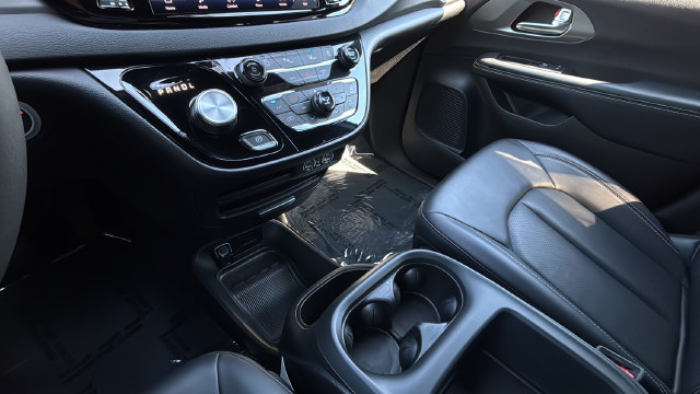 Used 2025 Chrysler Pacifica Select FWD image 14