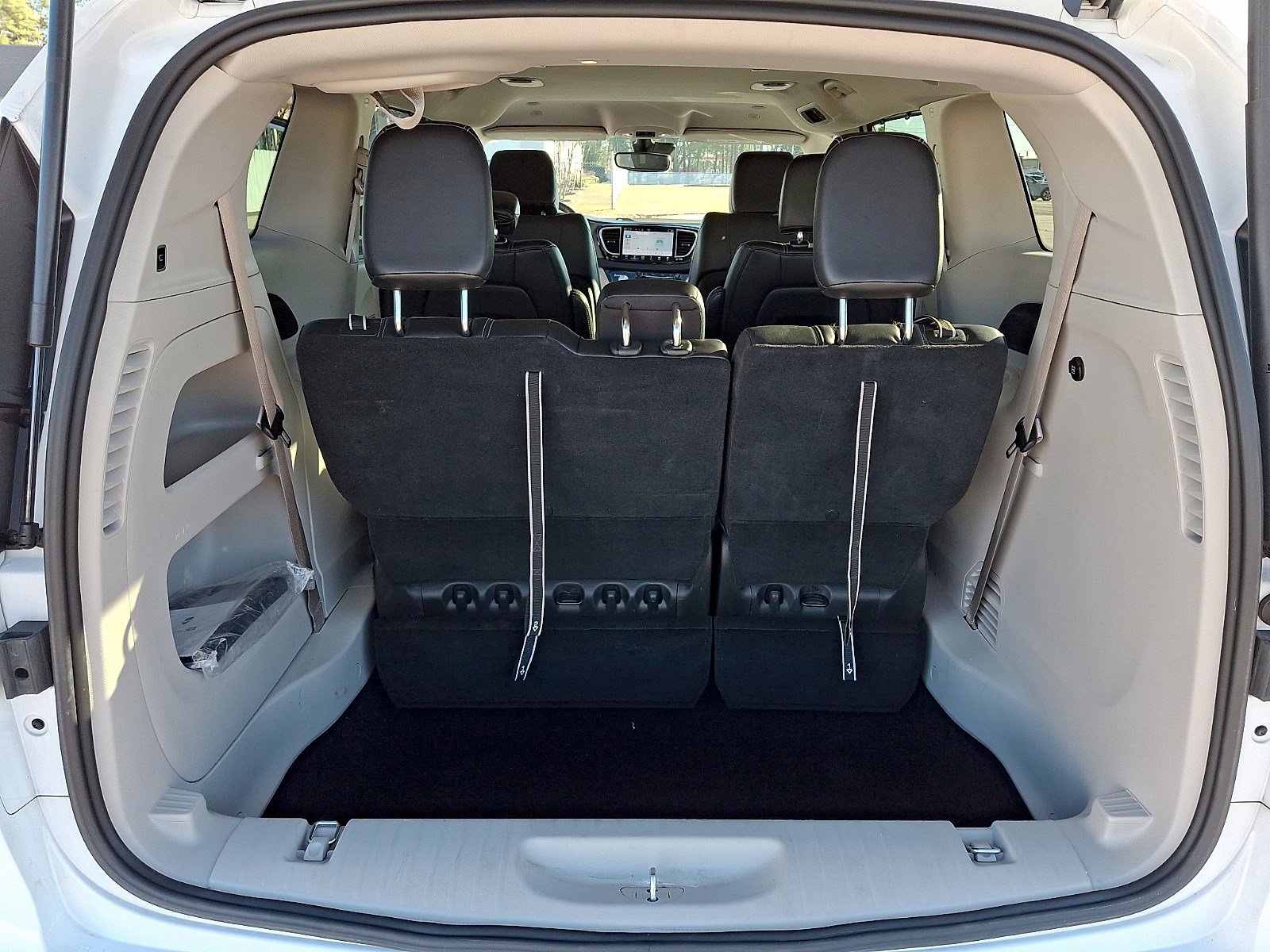 Used 2024 Chrysler Pacifica Touring-L image 28