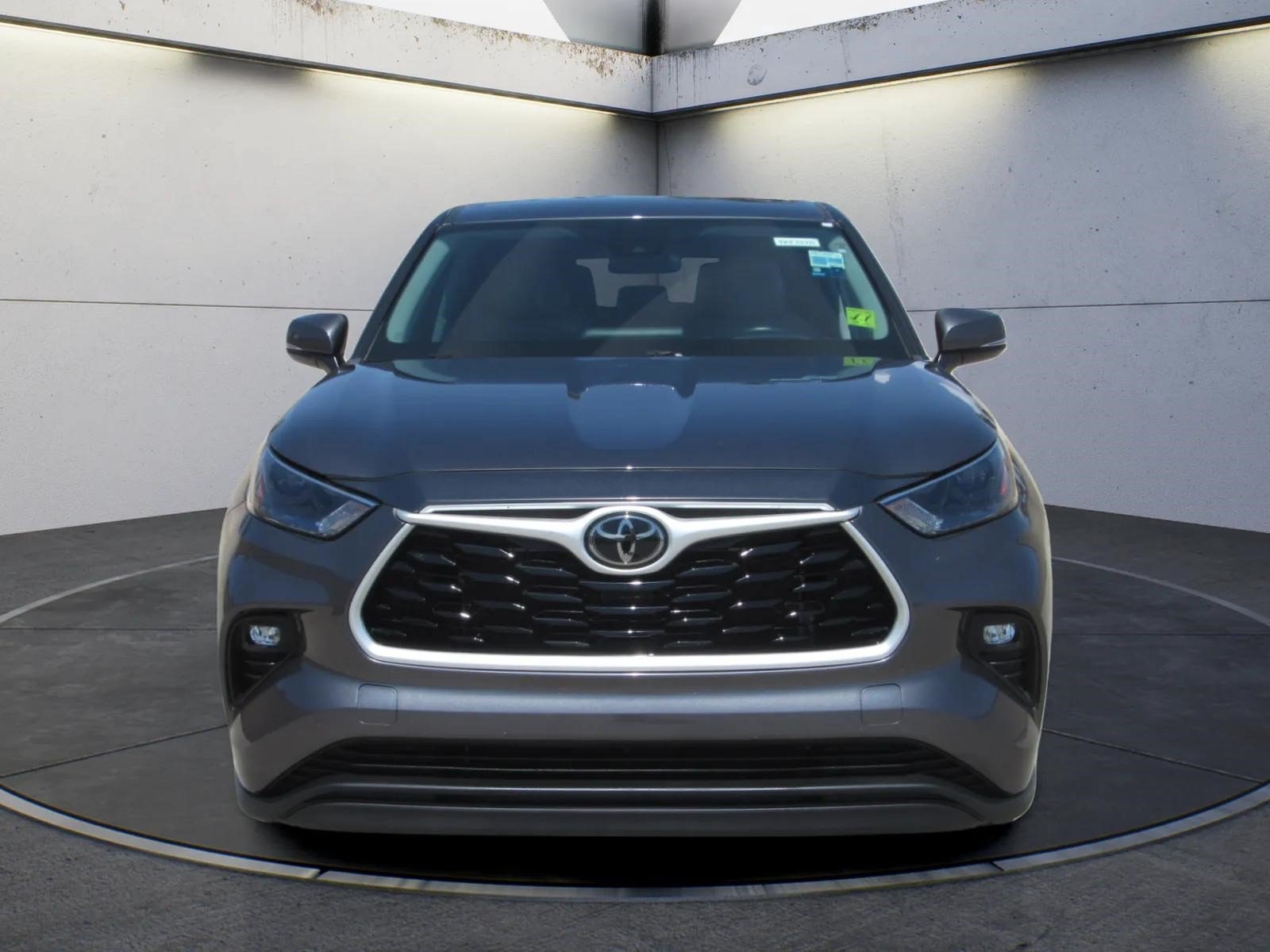 Used 2023 Toyota Highlander LE FWD image 3