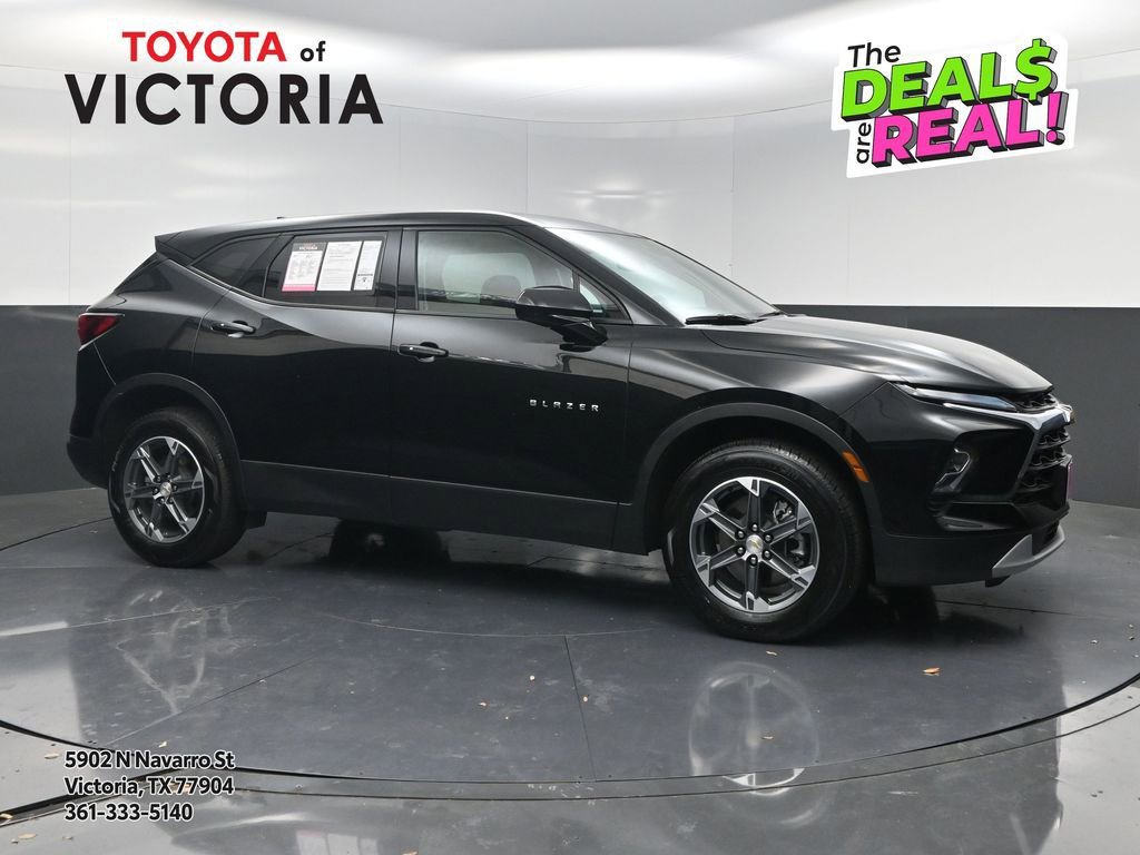 Used 2025 Chevrolet Blazer LT FWD image 1
