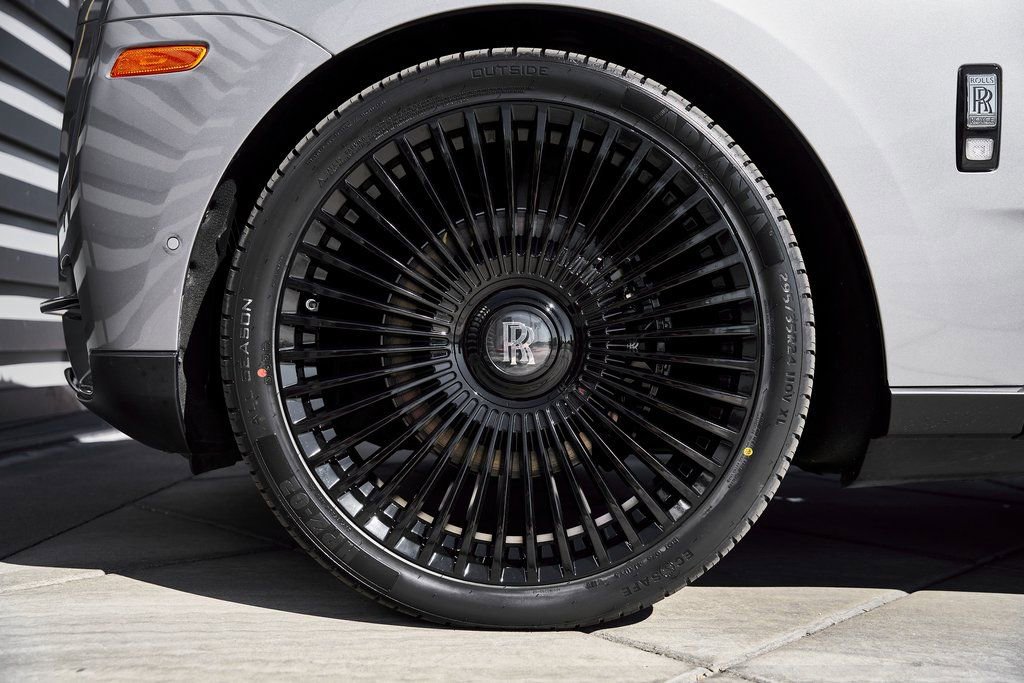 Used 2023 Rolls-Royce Cullinan image 3