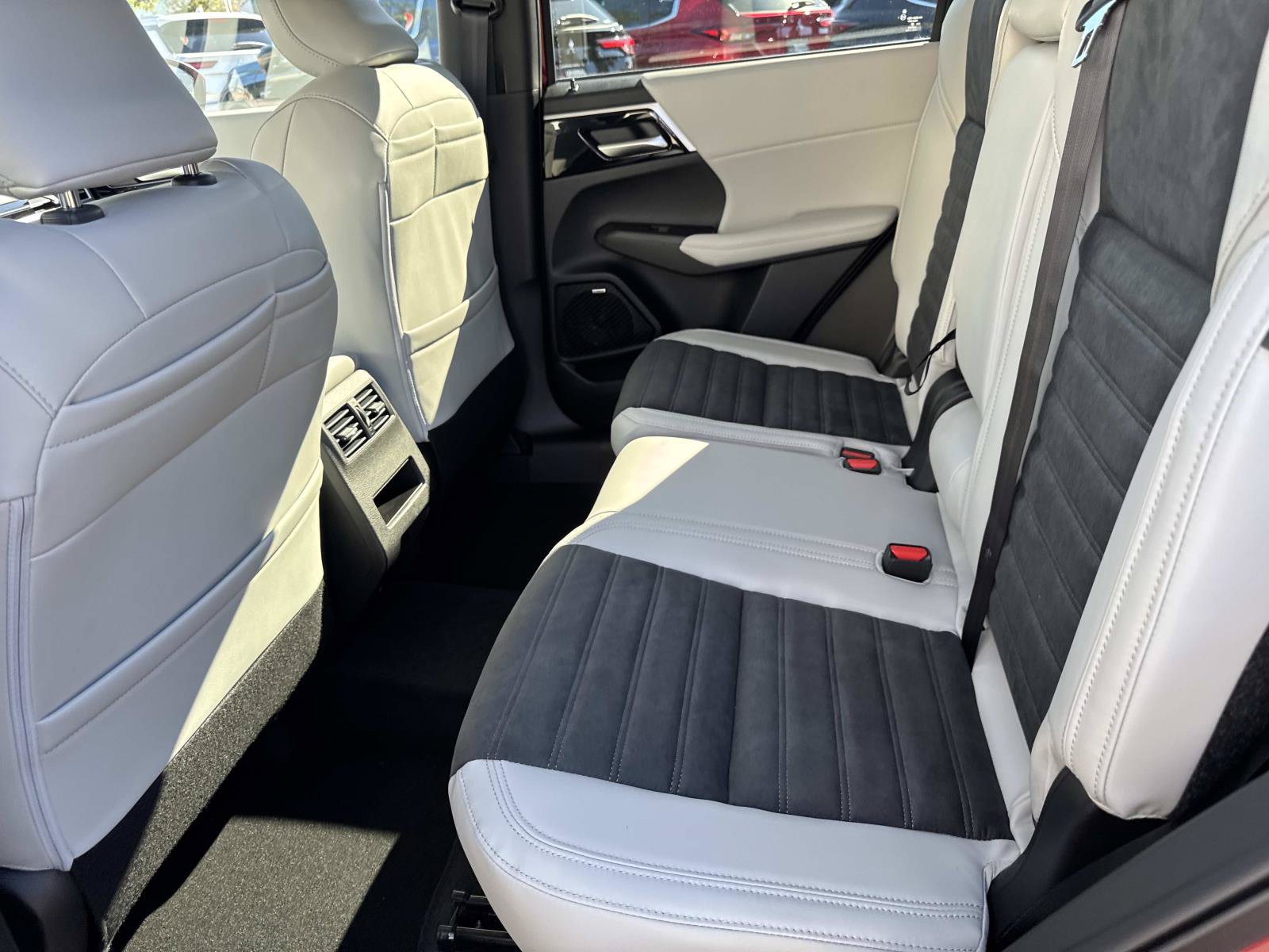 New 2026 Mitsubishi Outlander SE FWD image 11