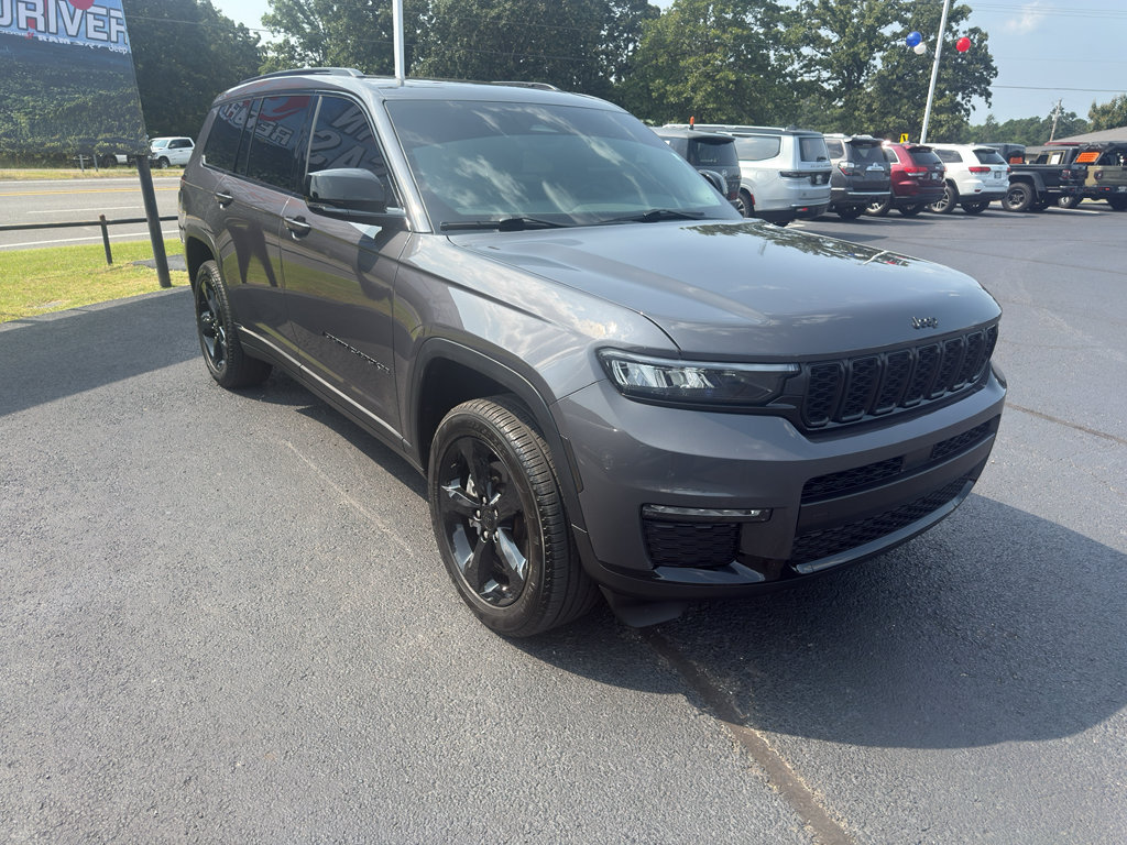 Used 2025 Jeep Grand Cherokee L Limited w/ Black Appearance Package AWD/4WD image 3