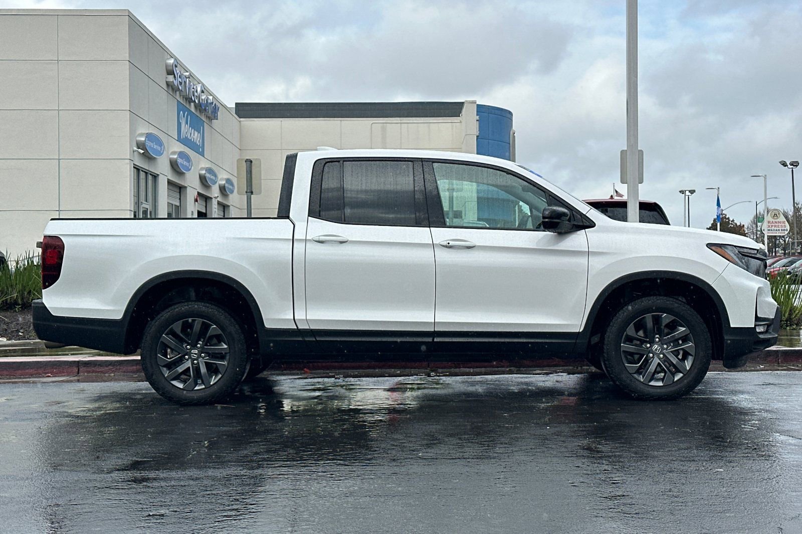 Used 2025 Honda Ridgeline Sport image 2