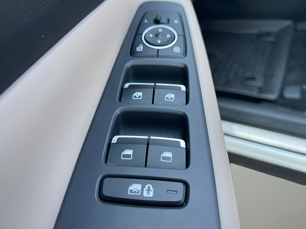 Used 2023 Hyundai Santa Fe SEL Premium AWD/4WD image 14
