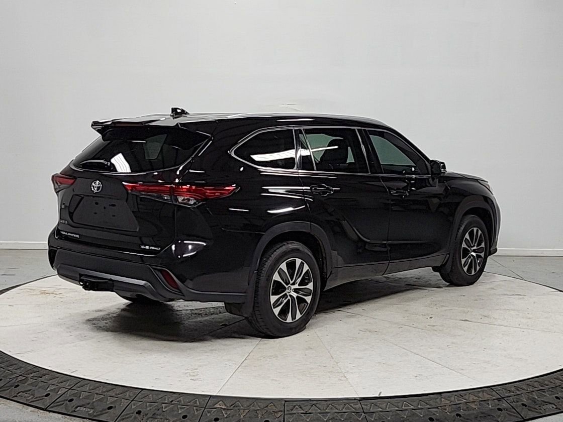 Used 2022 Toyota Highlander XLE AWD/4WD image 7