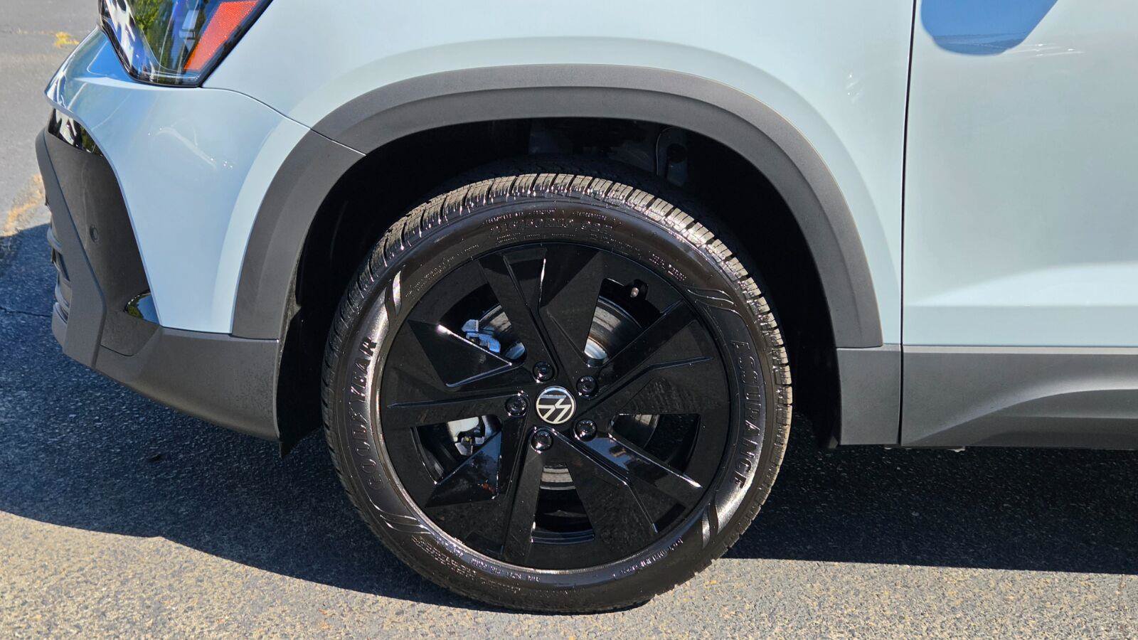 New 2027 Volkswagen Taos SE FWD image 10