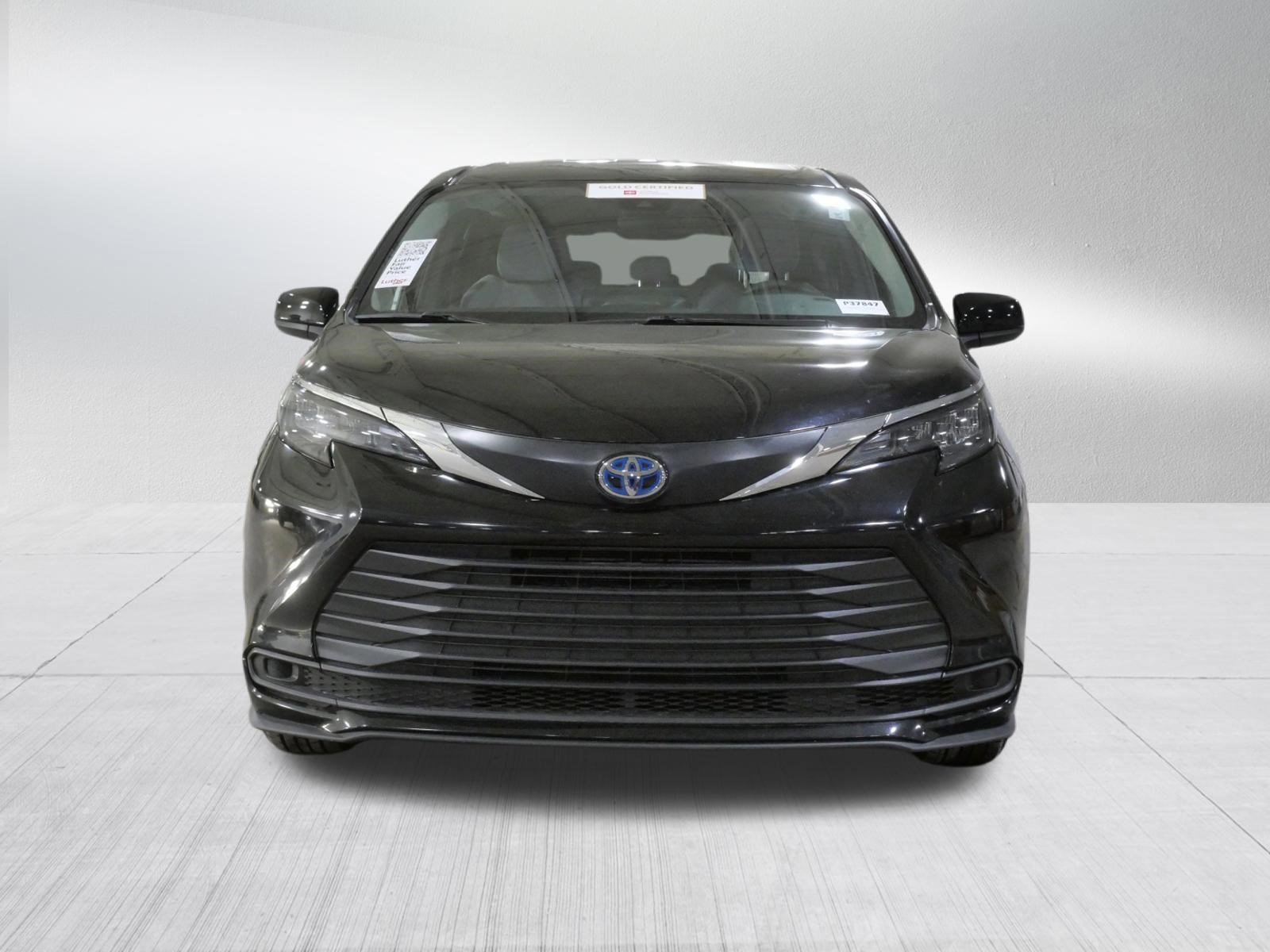 Certified 2025 Toyota Sienna LE image 2