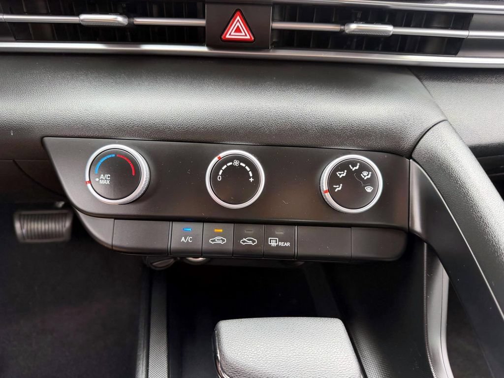 Certified 2023 Hyundai Elantra SE FWD image 21