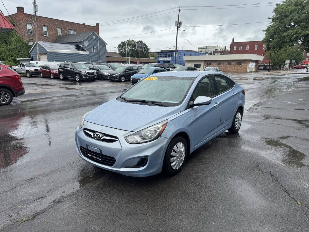 Used 2012 Hyundai Accent GLS FWD image 2