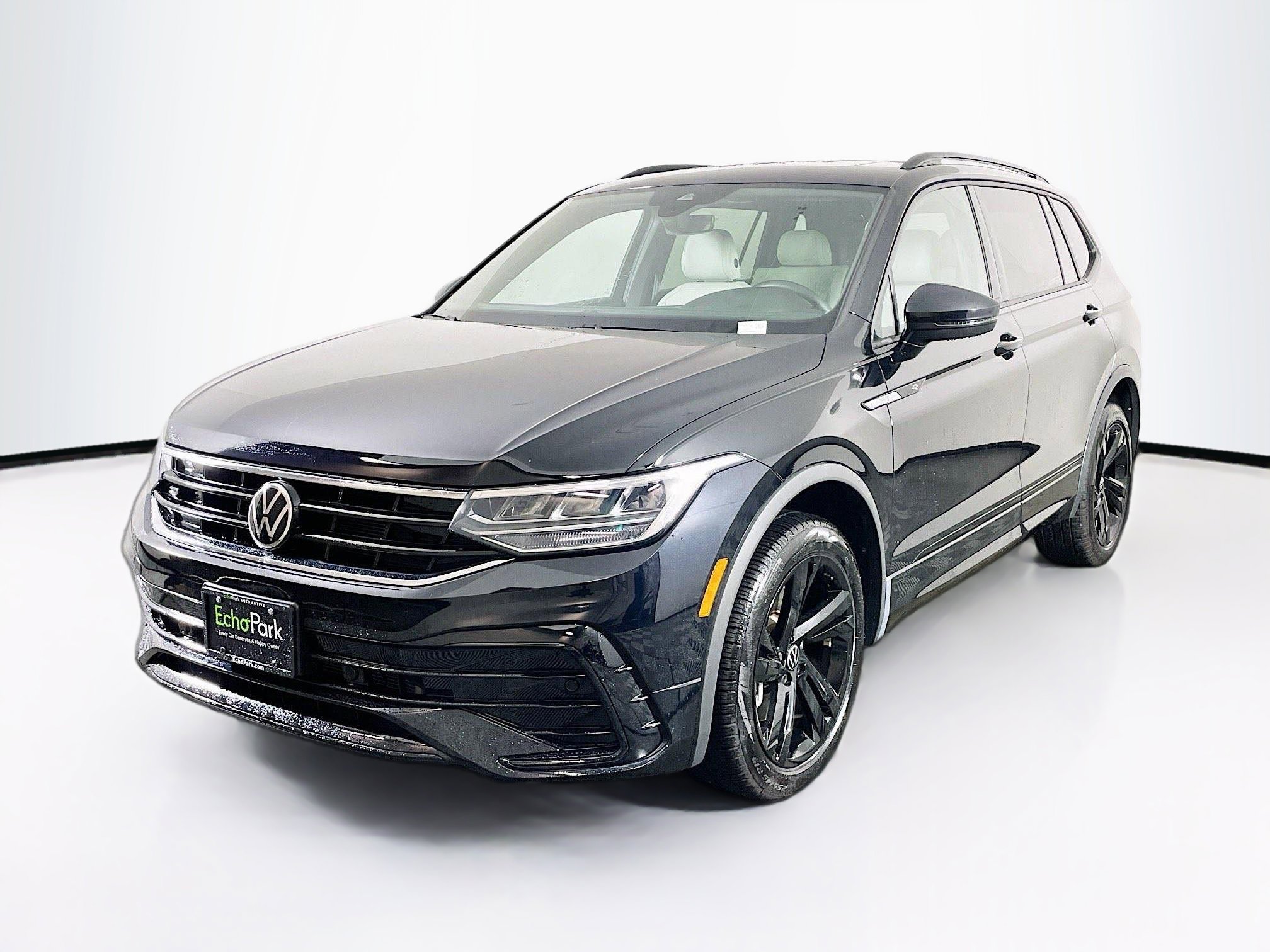 Used 2023 Volkswagen Tiguan SE R-Line FWD image 3