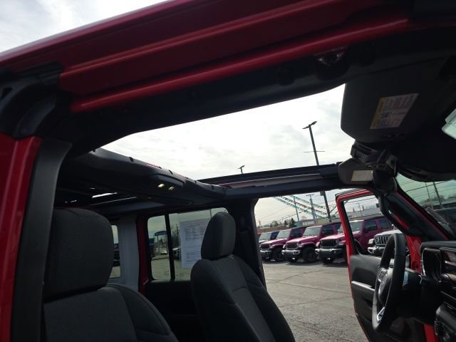 Used 2025 Jeep Wrangler Unlimited Sahara w/ Safety Group image 43