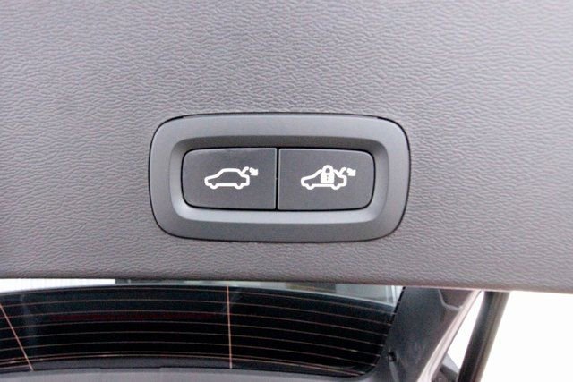 Certified 2025 Volvo XC40 B5 Core image 25