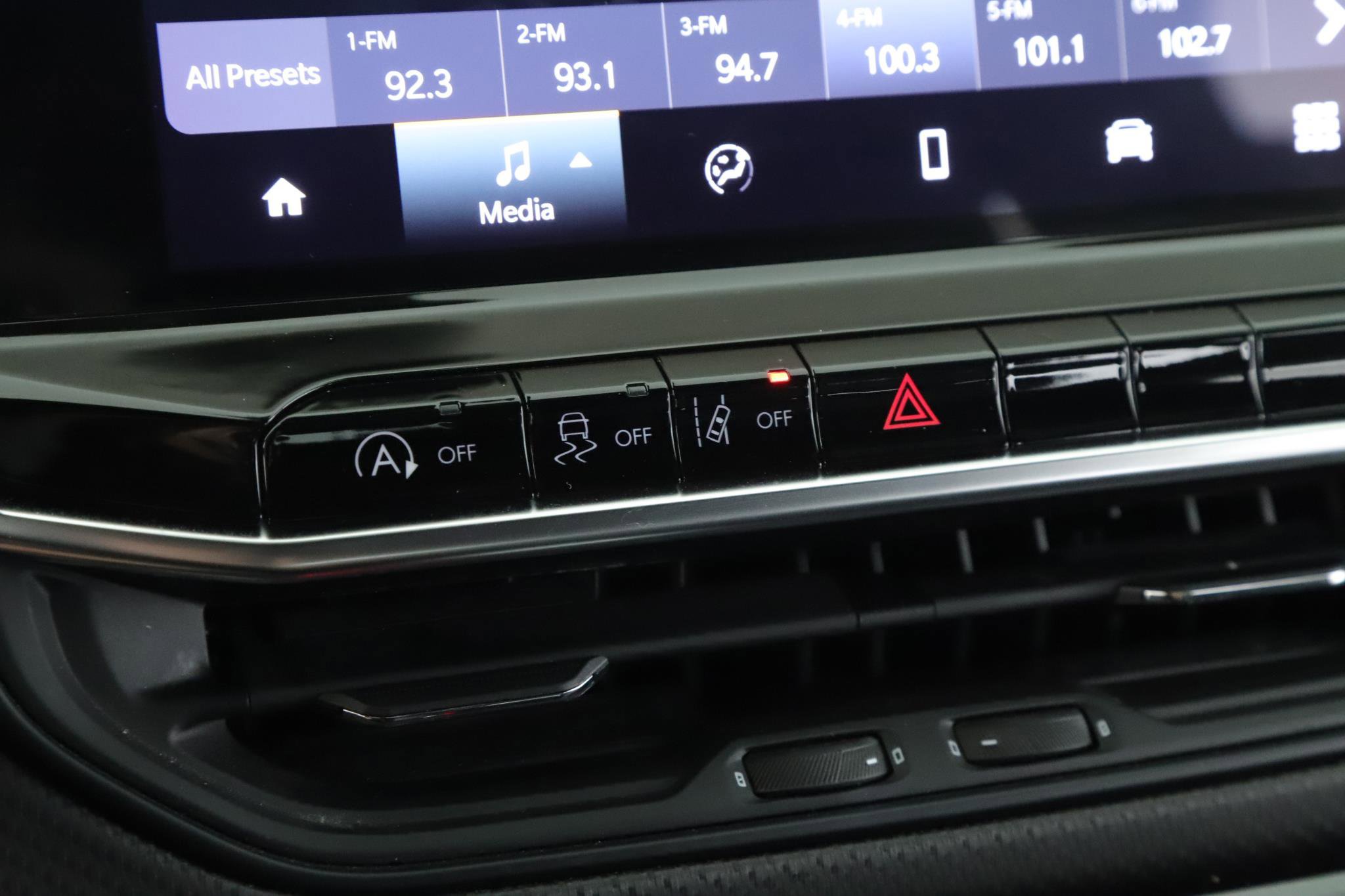 Used 2024 Jeep Compass Latitude w/ Sun and Sound Group image 15