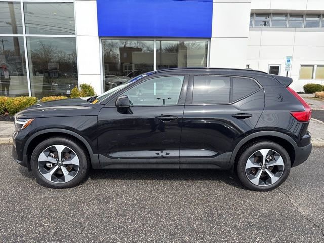 Used 2025 Volvo XC40 B5 Plus image 2