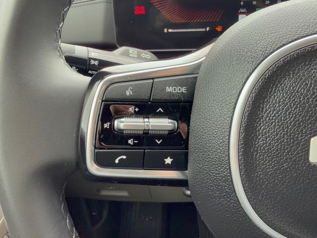 Used 2025 Kia Carnival EX FWD image 18