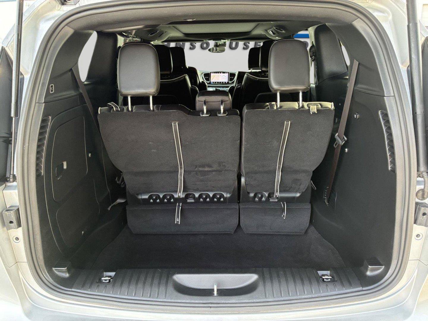 Used 2024 Chrysler Pacifica Premium FWD image 10