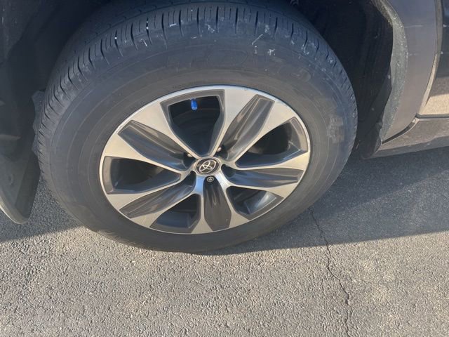 Used 2023 Toyota Highlander XLE image 3