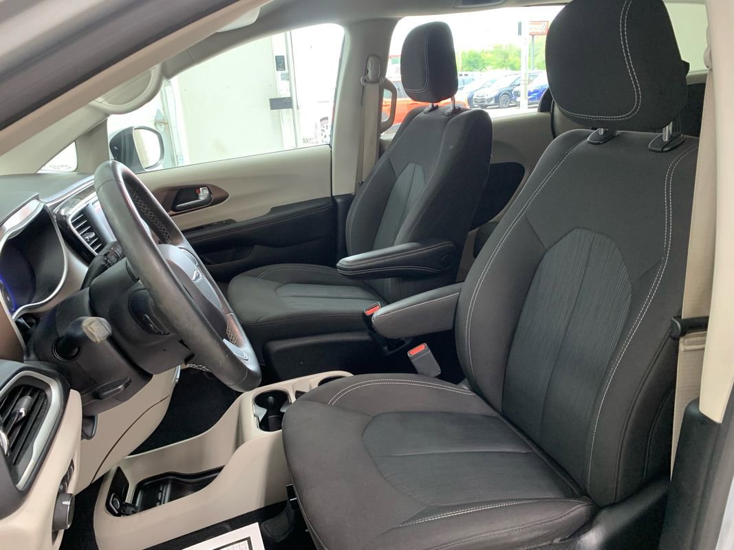 Used 2023 Chrysler Voyager LX image 18